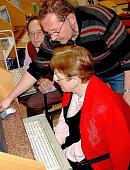 Ilustrační foto k článku: Senioři se v knihovně učí pracovat s počítači