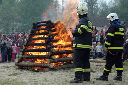 čarodějnice – hasiči z Klepačova zapalují vatru