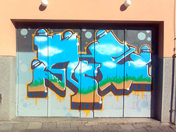dveře kina s graffiti