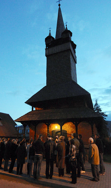 velikonoční vigilie u dřevěného kostela