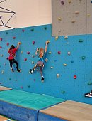 Ilustrační foto k článku: Školáci zdolávají novou lezeckou stěnu v tělocvičně ZŠ a MŠ Dvorská