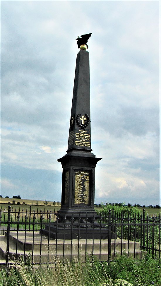 pomnik-obklopeny-litinovym-zabradlim-z-blanska-62999-0_550.jpg