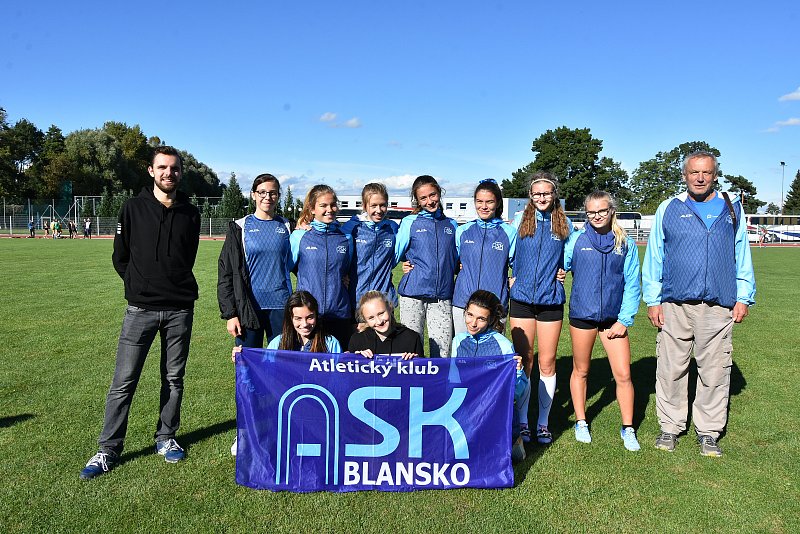 Mladé atletky drží vlajku Atletického klubu ASK Blansko na závodišti v Břeclavi