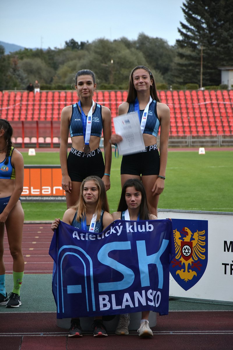 Čtyři mladé závodnice Atletického klubu ASK Blansko na stupních vítězů s medailemi