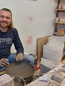 Ilustrační foto k článku: Keramiku s logem Moravského krasu vyrábějí v historické hrnčírně ze Zbraslavci