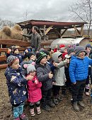 Ilustrační foto k článku: Děti z Dolní Lhoty navštívily místní farmu, kde se setkaly s velbloudy