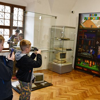 
                                Děti z Legnice si prohlédly výstavu Retrogaming v Muzeu Blanenska. FOTO: Michal Záboj
                                    