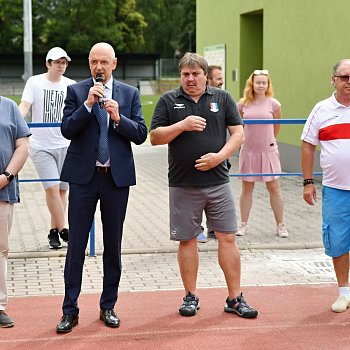 
                                Mezinárodní fotbalový turnaj mladších žáků zahájil starosta Jiří Crha. FOTO: Michal Záboj
                                    
