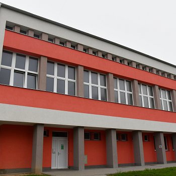 
                                Na Základní škole a Mateřské škole Blansko Dvorská 26 se opravovala střechy. FOTO: Michal Záboj
                                    