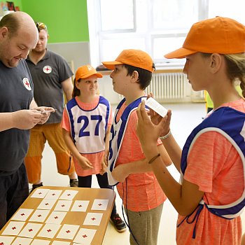 
                                Školáky čekala praktická prověrka ze zásad poskytování první pomoci. FOTO: Michal Záboj
                                    