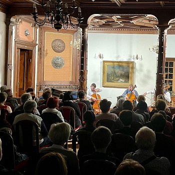 
                                Koncert violoncellového tria Osamělé palačinky si publikum vychutnalo v Hudebním salonu blanenského zámku. FOTO: Jiří Crha
                                    