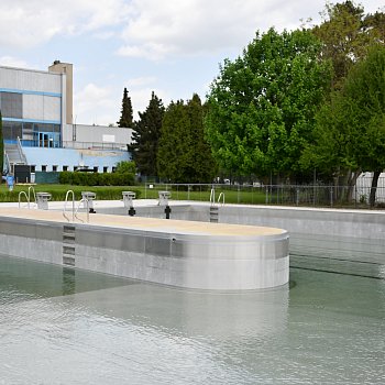 
                                Bazén aquaparku se začal napouštět minulý týden. FOTO: Pavla Komárková
                                    