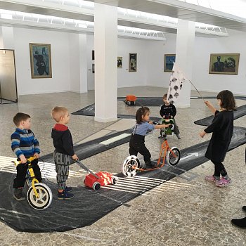
                                Závodní okruh pro děti v Galerii města Blanska. FOTO: archiv galerie
                                    