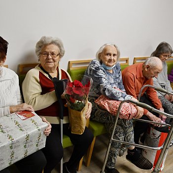 
                                Obyvatelé dvou blanenských domů s pečovatelskou službou si rozbalili vánoční dárky, které jim věnovali lidé v rámci dobročinné alce Daruj radost. FOTO: Michal Záboj
                                    