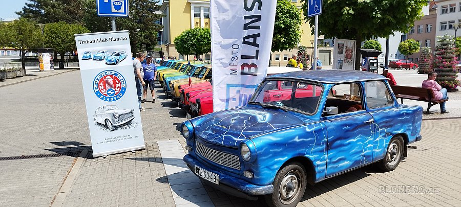 
                                Majitelé vozů Trabant se v sobotu setkali v Blansku. FOTO: Jan Šustáček
                                    