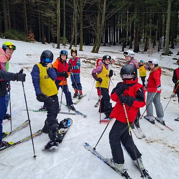 
                                 Žáci ze ZŠ TGM vyrazili na lyžařské kurzy. FOTO: archiv školy
                                    