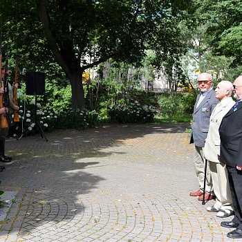 
                                Kytice k Pomníku hrdinů od Zborova položili zástupci města a legionářské obce. FOTO: Leona Voráčová
                                    