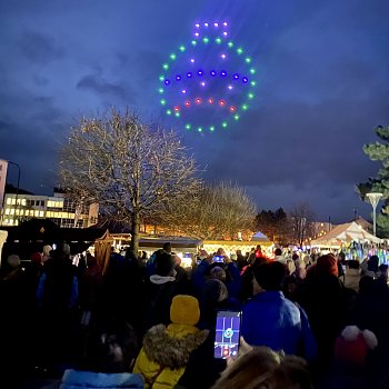 
                                Světelná dronová show sklidila potlesk. Na nebi vykouzlila symboly Vánoc i města, třeba radnici nebo přemostění. FOTO: Pavla Komárková
                                    