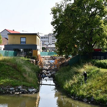 
                                V Rožmitálově ulici pokračuje oprava zastropení potoka Palava. FOTO: Michal Záboj
                                    