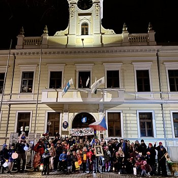 
                                Junák - český skaut, středisko Světla Blansko si v pátek 17. listopadu připomnělo Den boje za svobodu a demokracii průvodem světel. FOTO: Pavla Komárková
                                    