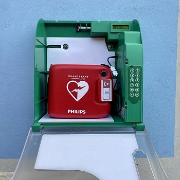 
                                Nový defibrilátor je umístěný na budově sportovní haly Mlýnská. FOTO: Pavla Komárková
                                    