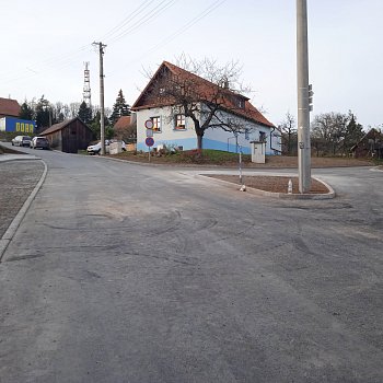 
                                V místní části Hořice skončila rekonstrukce autobusové točny a téměř půlkilometrového úseku komunikace vedoucí k penzionu U Strakatého koně. FOTO: Sylva Vágnerová
                                    