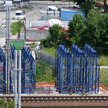 
                                Dělníci začali vztyčovat obloukovou část mostní konstrukce, která spojí centrum města se Starým Blanskem. FOTO: Michal Záboj
                                    
