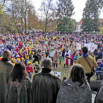 
                                Účastníci průvodu zaplnili plochu před pódiem v parku. FOTO: Michal Záboj
                                    
