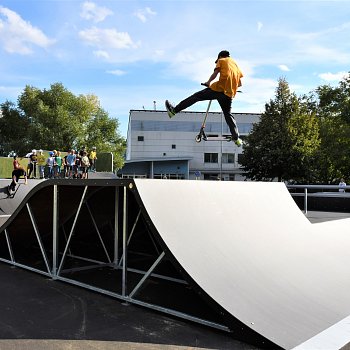 
                                Nový skatepark hned první den navštívily desítky jezdců. FOTO: Pavla Komárková
                                    