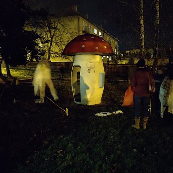 
                                Zahradu Domu dětí a mládeže Blansko zaplnila strašidla. FOTO: archiv pořadatele
                                    