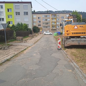 
                                Začala druhá etapa regenerace vnitrobloku mezi bytovými domy v ulici Poříčí. FOTO: Sylva Vágnerová
                                    