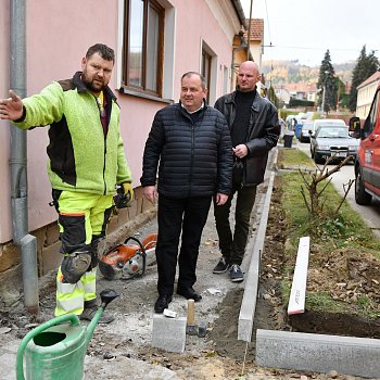 
                                Opravy chodníku v Dolní Lhotě si prohlédl místostarosta František Hasoň. FOTO: Michal Záboj
                                    