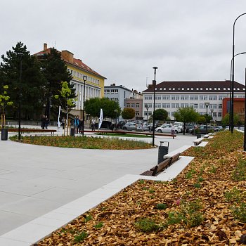 
                                Upravené náměstí s posezením. FOTO: Michal Záboj
                                    
