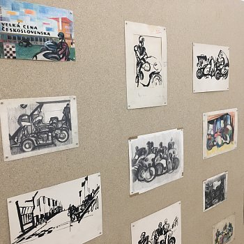 
                                Obrazy doplňují desítky kreseb zaměřené na motocykly i závodnické prostředí. FOTO: Pavla Komárková
                                    
