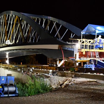 
                                V noci z pondělí na úterý začalo vysouvání nového mostu. FOTO: Pavla Komárková
                                    