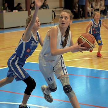 
                                Basketbalistky BK Blansko U12 (v bílých dresech) na MČR. FOTO: archiv klubu
                                    