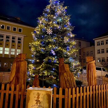 
                                Vánoční strom už ozářil náměstí Republiky. Desetimetrovou jedli od manželů Konečných z Olomučan doplnil i dřevěný betlém a schránka na dopisy od Ježíška. FOTO: Pavla Komárková
                                    