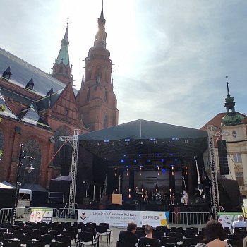 
                                Na hlavním pódiu účinkovali v sobotu umělci z celého Polska, v neděli umělci z Legnice. FOTO: Ivo Stejskal
                                    