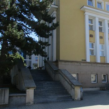 
                                Výškový rozdíl mezi náměstím Republiky a Seifertovou ulicí vyrovnávají schody, které jsou z obou stran budovy banky. FOTO: archiv Michala Šolce
                                    
