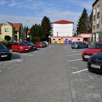 
                                Nové parkoviště nabízí 46 parkovacích míst. FOTO: Michal Záboj
                                    