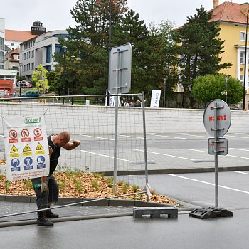 
                                Dělníci odstranili zábrany a náměstí je opět přístupné. FOTO: Michal Záboj
                                    