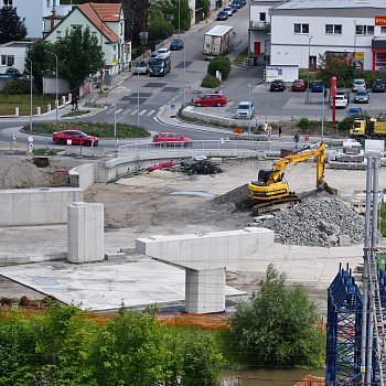 
                                Souběžně pokračují také práce na vybudování nové okružní křižovatky, která přemostění napojí na Brněnskou ulici. FOTO: Michal Záboj
                                    