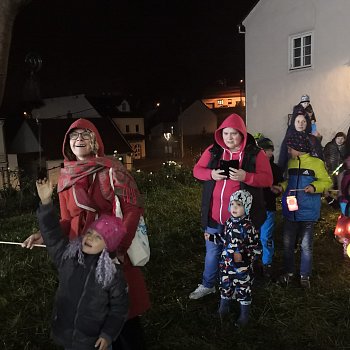 
                                Děti se za doprovodu rodičů vydaly na Pochod světýlek, který končil na blanenské faře. FOTO: Renata Spotzová
                                    