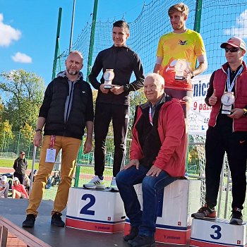 
                                 Vyhlášení nejlepších běžců v kategorii M30, ve které zvítězil Ivo Šťastný. FOTO Robert Pirecki 
                                    