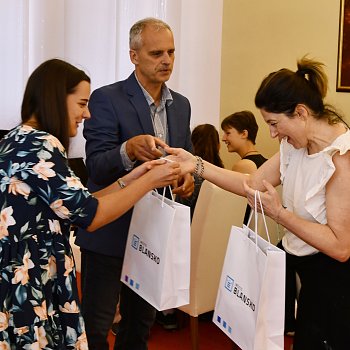 
                                Italská delegace si z Blanska odveze drobné dárky. FOTO: Michal Záboj
                                    