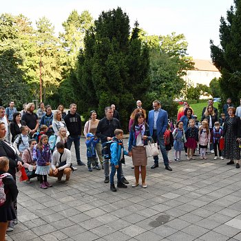 
                                Uvítání prvňáčků a rodičů ZŠ Erbenova se odehrálo před školou. FOTO: Michal Záboj
                                    