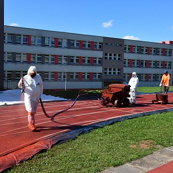
                                Opravy povrchu hřiště u ZŠ Dvorská. FOTO: Michal Záboj
                                    