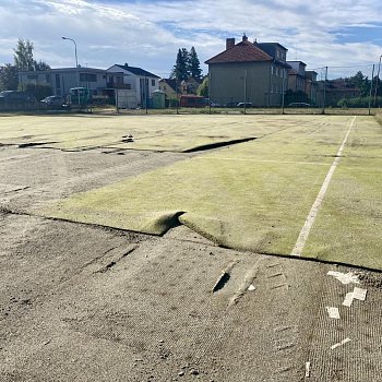 
                                Probíhající modernizace školního hřiště s umělou trávou u ZŠ TGM. FOTO: Pavla Komárková
                                    