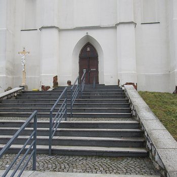 
                                V roce 2021 se za peníze z programu opravoval také vnější severovýchodní sokl kostela Narození Panny Marie v Lipovci. Stav před opravou. FOTO: archiv města
                                    