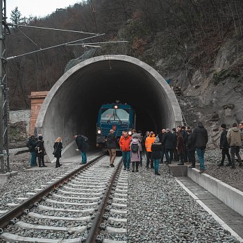 
                                Na modernizované železniční trati mezi Blanskem a Brnem opět jezdí vlaky. FOTO: JMK
                                    